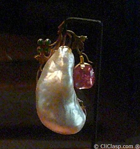 Asian Pearl weighing 2420 grains dated 1922, 