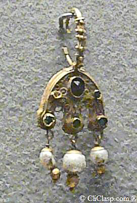 Earring from Lombard art (actual Italy), VII century, gold, pearls, enamel and glass