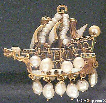 Pendant : enameled gold and pearls, XVI century