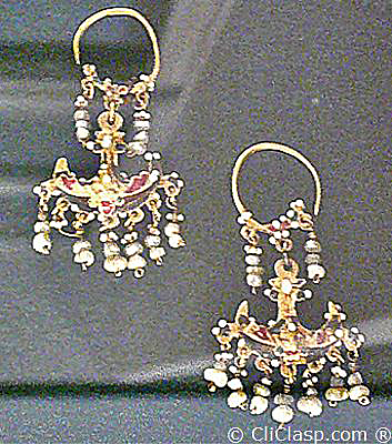  Earrings, spanish, enameled gold and pearls, XVII century
