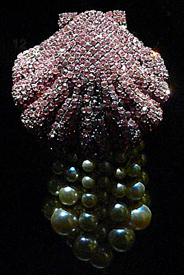 Faux pearls brooch by ROGER Jean-Pierre for Christian DIOR, 1960 costum jewelry