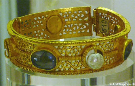  Child bracelet in opus interrasile, sapphires, pearls in gold, Roman world of the IV century AD, found in Syria